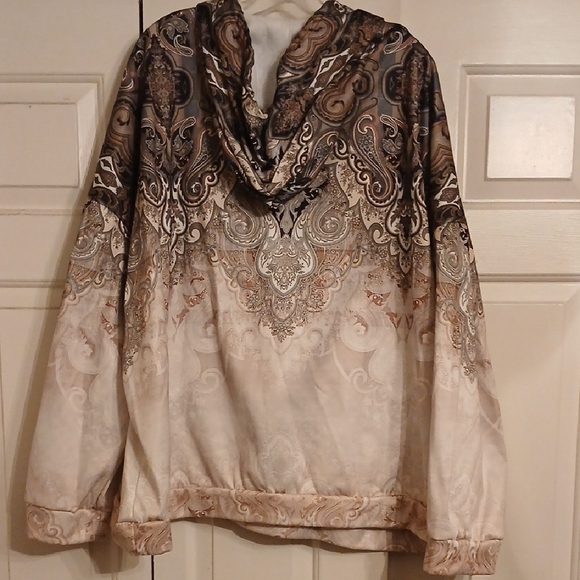Soft Cream Hoodie with Paisley Pattern - Picture 7 of 14
